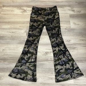 No Boundaries Shimmery Camouflaged Print Wide Leg Stretchy Leggings M (7-9)